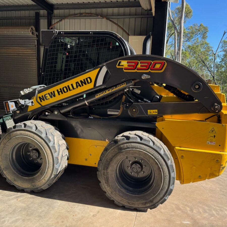 NEW HOLLAND L330 SKID STEER