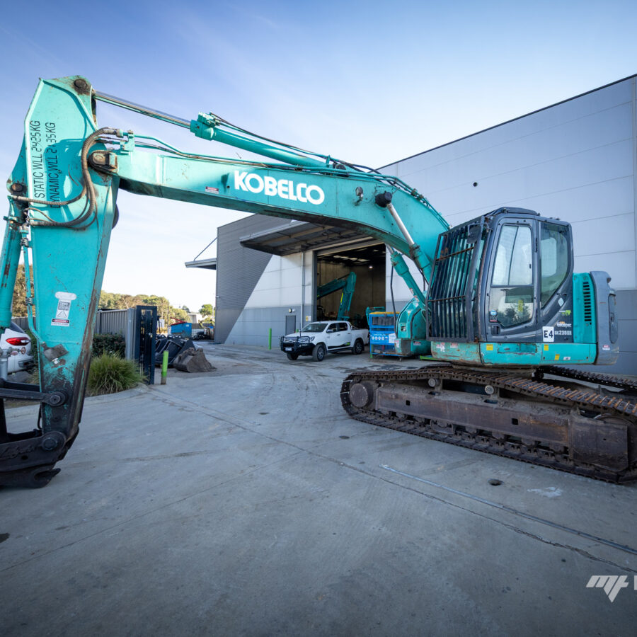 KOBELCO SK235SR-2 EXCAVATOR